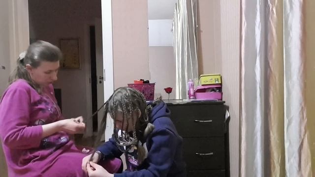 Утро,причёски, сборы многодетной семьи в школу?⚕️ Но что-то пошло не плану смотреть онлайн