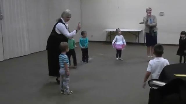 3 летние детки на уроке музыки. смотреть онлайн