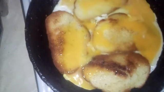 Жареный хлеб с яйцами смотреть онлайн