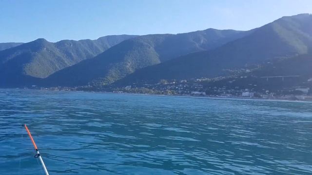 Рыбалка на чёрном море. Гагра. Абхазия@VechnoeLetoTV смотреть онлайн