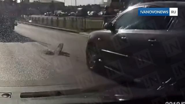 Люк на дороге летит в машину смотреть онлайн