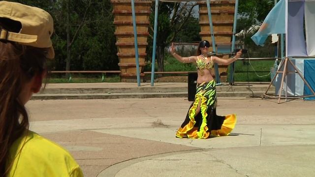 Девочка танцует танец живота в маске смотреть онлайн