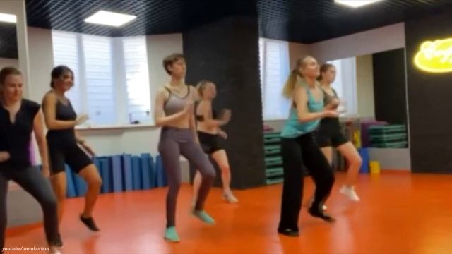 фрагмент урока данс-микс, танцуем в стиле зумба смотреть онлайн