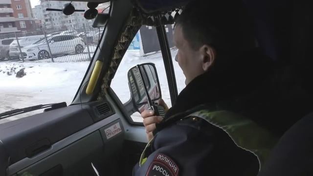 В Омске гаишники проверили, как водители пропускают скорые смотреть онлайн
