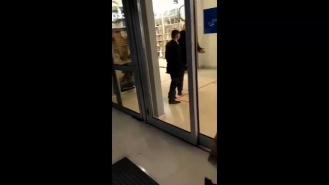 Охранник торгового центра в Тюмени ударил выпившего посетителя смотреть онлайн