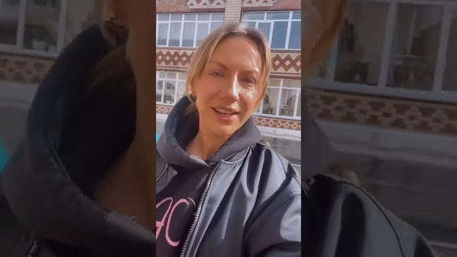 Леся Никитюк готовит детей-беженцев до празднования Пасхи. Для них организованы мастер-классы смотреть онлайн