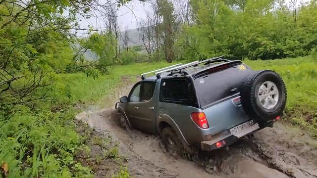 Легкое бездорожье после дождя на L200