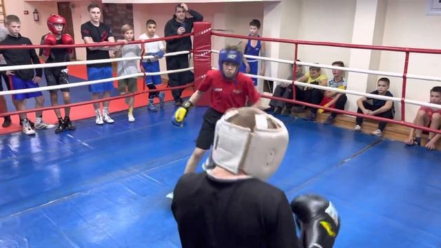 Спарринг двух молодых перспективных боксеров 2010(белый шлем) - 2022 (синий шлем) 9.12.2022. 3 раун