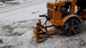 Самодельный минитрактор, чистим первый снег. We clean the snow with a homemade minitractor.