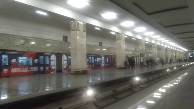 Москва. Поезд «Русич» в окраске «800 лет А. Невскому» на станции «Партизанская». 10 октября 2021 смотреть онлайн