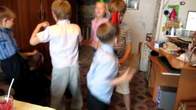 ТАНЦЫ ДИМА С ГИТАРОЙ смотреть онлайн