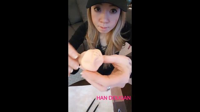 Sculpting baby face from sugar paste for Baptism cake. смотреть онлайн