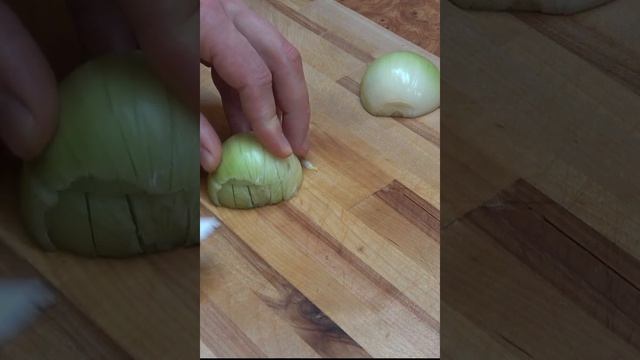 Как мелко нарезать лук #shorts #лук #какнарезатьлук #советы смотреть онлайн