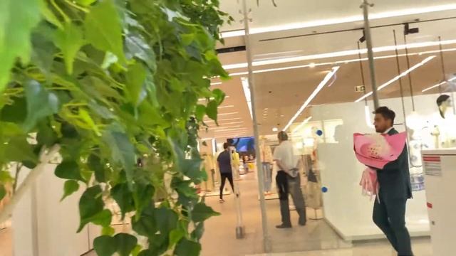 ШОУ ПОСРЕДИ ТЦ ЕВРОПЕЙСКИЙ? подарок для любимой подруги | НИКИТА БОНДИН - музыкальный сюрприз смотреть онлайн