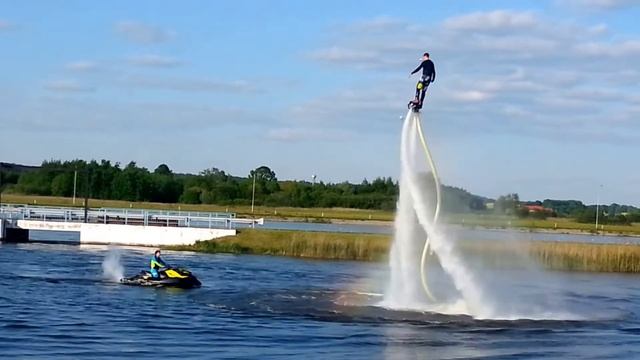 Флайбордчеловек летает на водяной струе FlyBoard смотреть онлайн