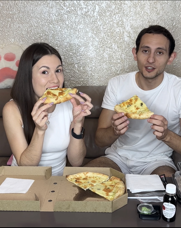 Холодная, жирная, кривая, но вкусная пицца)  #еда #сочи #пицца #доставка #жир #холодная #вкусно