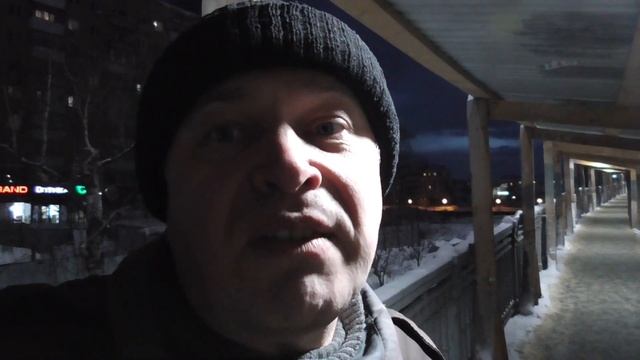 Вечер, человек на мосту. Красный мост, город Орёл. Зима, январь 2022 год смотреть онлайн