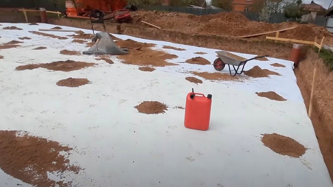 ДЕЛАЕМ ДРЕНАЖ ПОД ПЛИТНЫЙ ФУНДАМЕНТ, ПРОКЛАДЫВАЕМ КОММУНИКАЦИИ, СТЕЛИМ ГЕОТЕКСТИЛЬ смотреть онлайн