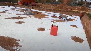 ДЕЛАЕМ ДРЕНАЖ ПОД ПЛИТНЫЙ ФУНДАМЕНТ, ПРОКЛАДЫВАЕМ КОММУНИКАЦИИ, СТЕЛИМ ГЕОТЕКСТИЛЬ