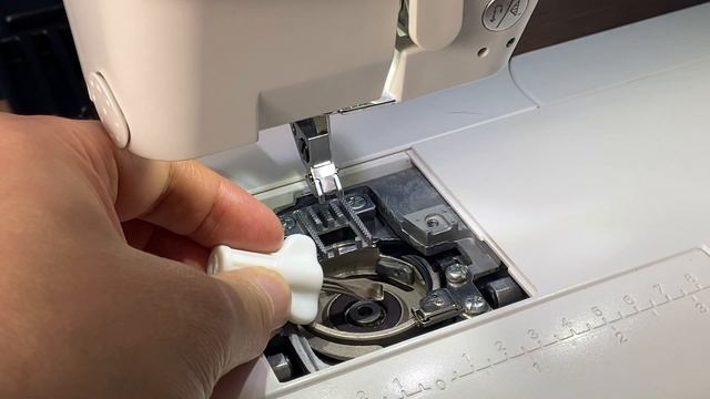 Tutorial - Pfaff Ambition 1.0 1.5 2.0 155 essential - Stichplatte und Spulenkapsel erneuern смотреть онлайн