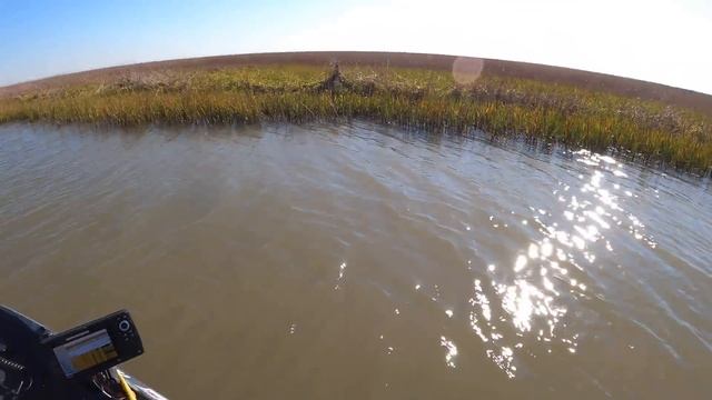 (S6 Ep25) New Croaker Lure catching some BIG Flounder смотреть онлайн