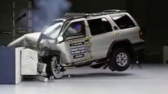Crash Test 1997-2004 Nissan Pathfinder / Terrano / Infiniti QX4 Frontal Offset IIHS