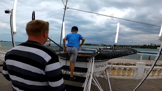 Севастополь. Нашли странный аттракцион на набережной пляжа «Омега». Протестировали на племяннике