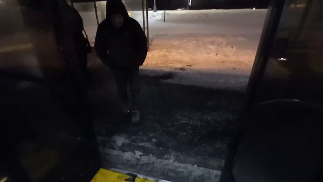 автобус едет с открытыми дверями смотреть онлайн