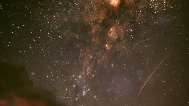 Копая могилу, могильщик провалился в старый гроб. Увидел фото в кармане усопшего и побледнел