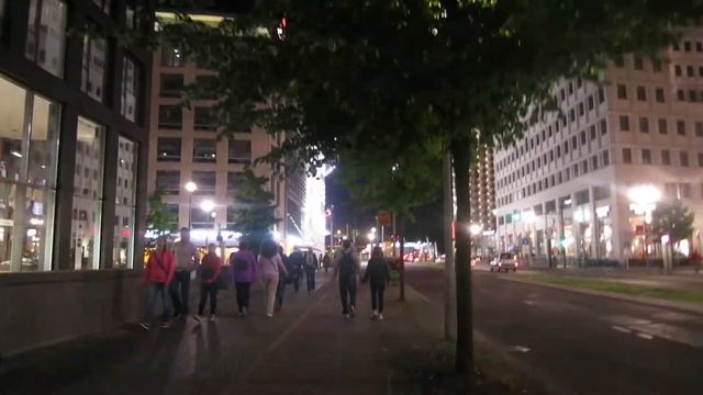 Берлин. Подсветка зданий у Потсдамской площади смотреть онлайн