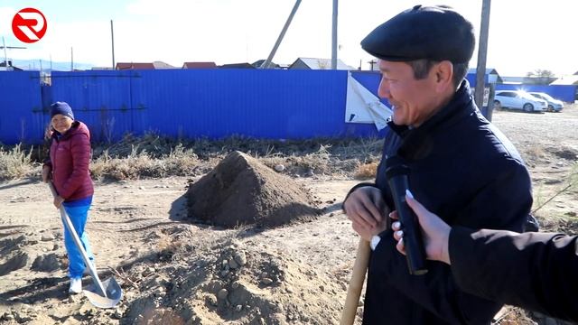 Кызыл. Посадка деревьев депутатами городского Хурала. смотреть онлайн