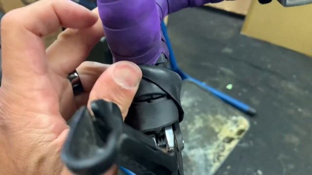Broken shift cable in Shimano shifter. How do you remove the head of a shift cable? Watch this ... смотреть онлайн