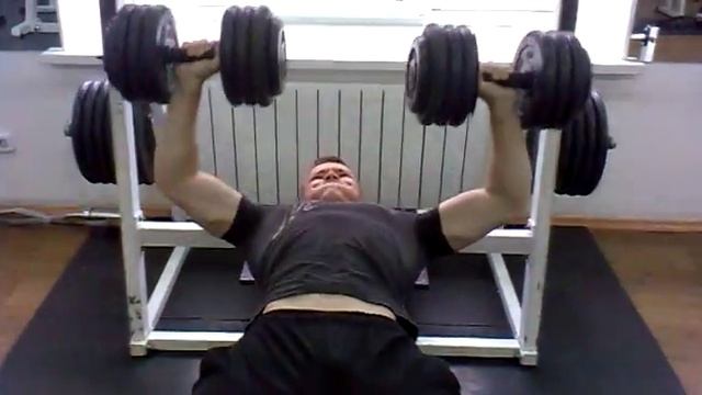 жим лежа с гантелями на гор скамье смотреть онлайн