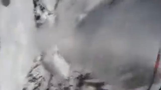 Skier Spectacularly Escapes Avalanche смотреть онлайн