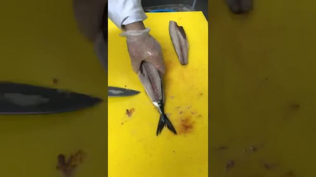 Шеф-повар из Японии разделывает размороженную скумбрию смотреть онлайн