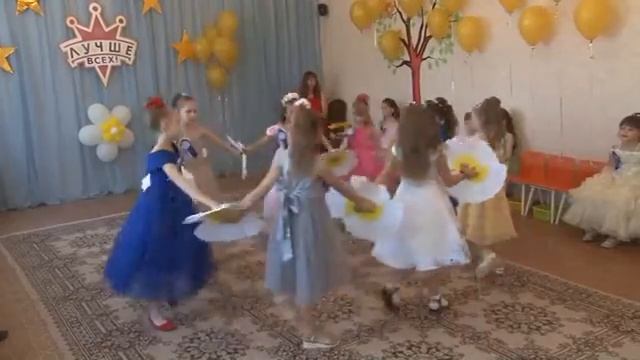 Танец девочек с веерами "А ромашковое поле расцвело" смотреть онлайн