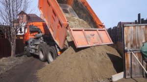 Песок. Целый КАМАЗ песка.