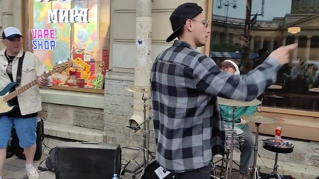 Супер хит, Айдахо - Закрой глаза! Замечательная группа Айдахо выступает на Невском проспекте#id_aho смотреть онлайн