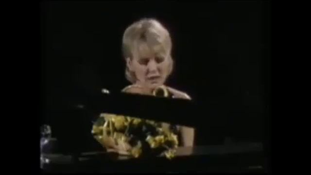 Petula Clark Remember's Karen Carpenter - 1983 смотреть онлайн