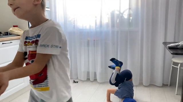 Лёва и Богдан /Богдан учит Breakdancing брейк-данс смотреть онлайн