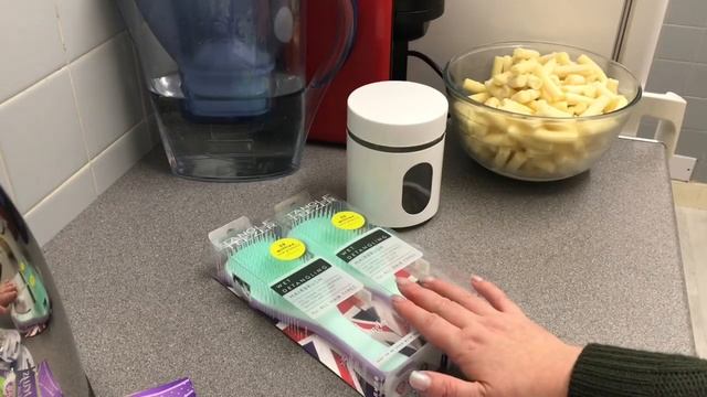 ЖИЗНЬ В АНГЛИИ/ НЕБОЛЬШИЕ ПОКУПКИ ПЕРЕД ОТЪЕЗДОМ/РАСЧЕСКИ TANGLE TEEZER/РУСЛАН РАСПАКОВАЛ ПРЯНИКИ смотреть онлайн