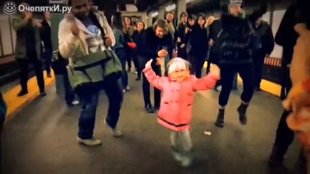 Зажигательный танец девчушки смотреть онлайн