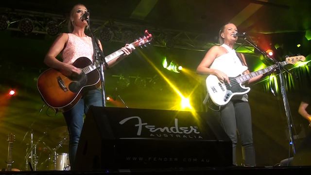 The Sunny Cowgirls - Six Pack Short смотреть онлайн