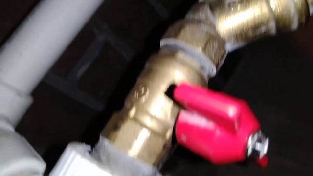 Первый кран от горячего стояка не исправен, и обратный клапан. Счётчик крутит в обратную сторону. смотреть онлайн