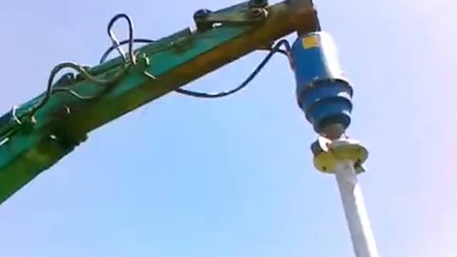 Процесс закручивания винтовой сваи при помощи быстрого переходника смотреть онлайн