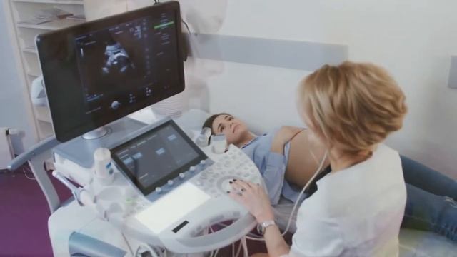 Врачи были в недоумении! Девушка родила крайне необычную тройню! смотреть онлайн