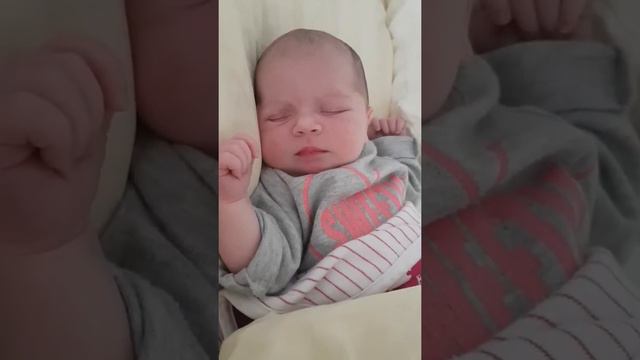 ребенок 1 день улыбается смотреть онлайн