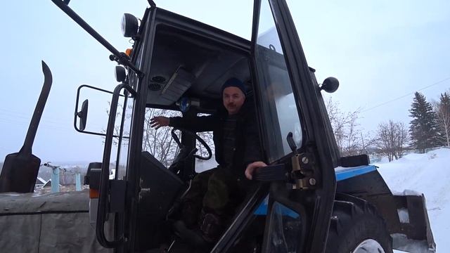 Делаю снегозадержание на поле. Чистим территорию и дорогу. смотреть онлайн