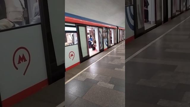 ВАЛЛ-И. Московское метро. Д-ОК Москва 2020 на станции Сухаревская.? смотреть онлайн