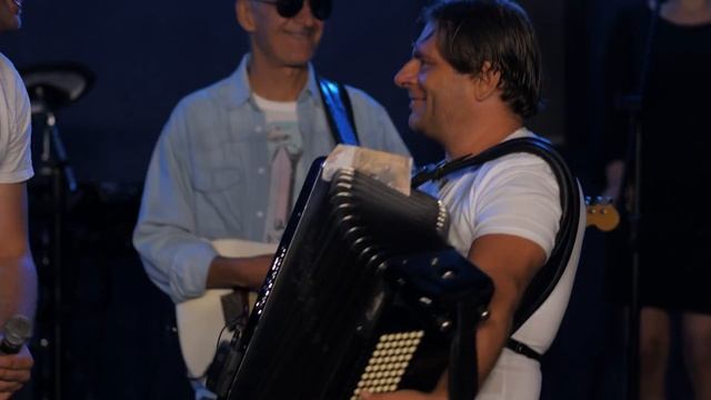 LIVE BAND & KRUSEVAC GETO - CETIRI STRANE SVETA (LIVE 2020) смотреть онлайн